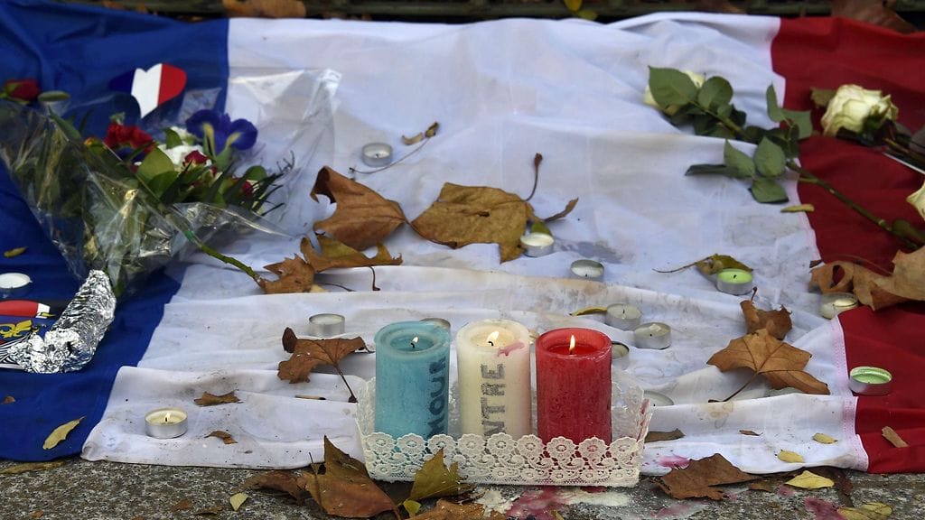 Bataclanin edustalle sytytetiin kynttilöitä terroristien uhrien muistolle 18. marraskuuta 2015.