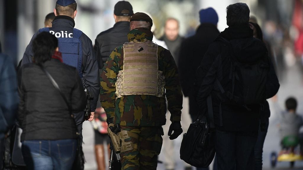 Poliisit ja sotilaat partiovat Rue Neuven kävelykadulla Brysselissä lauantaina 21. marraskuuta.