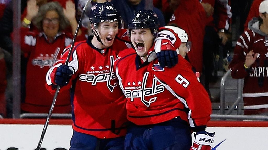 Dmitri Orlov (oik.) tuuletti villisti erikoista maaliaan.