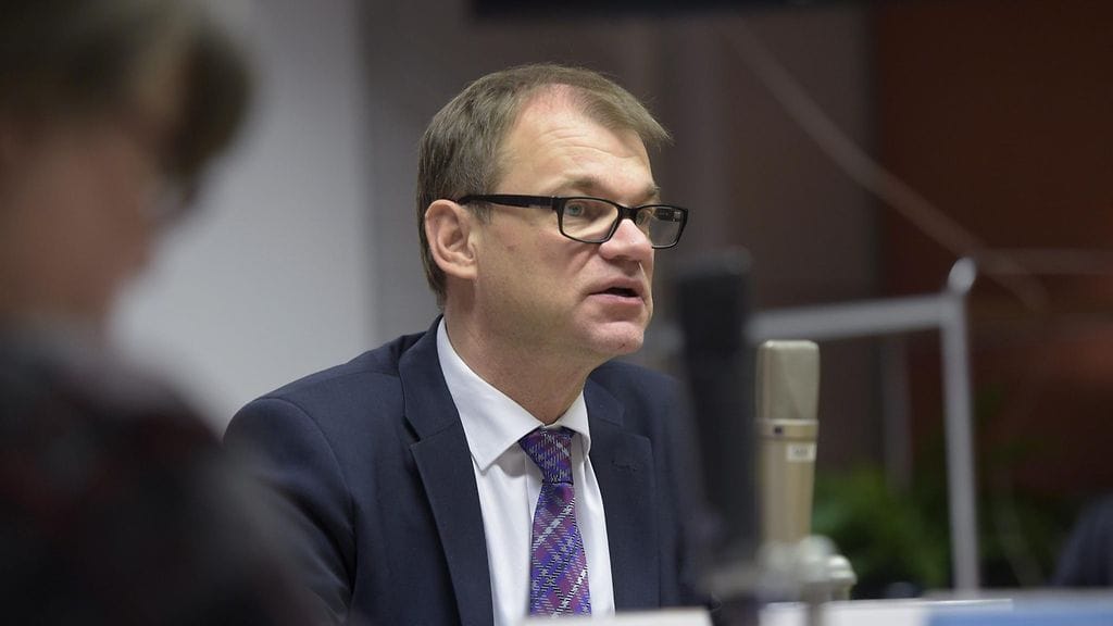 Pääministeri Juha Sipilä Yle Radio Suomen pääministerin haastattelutunnilla Yle Etelä-Savon toimituksessa Mikkelissä sunnuntaina 22. marraskuuta 2015.