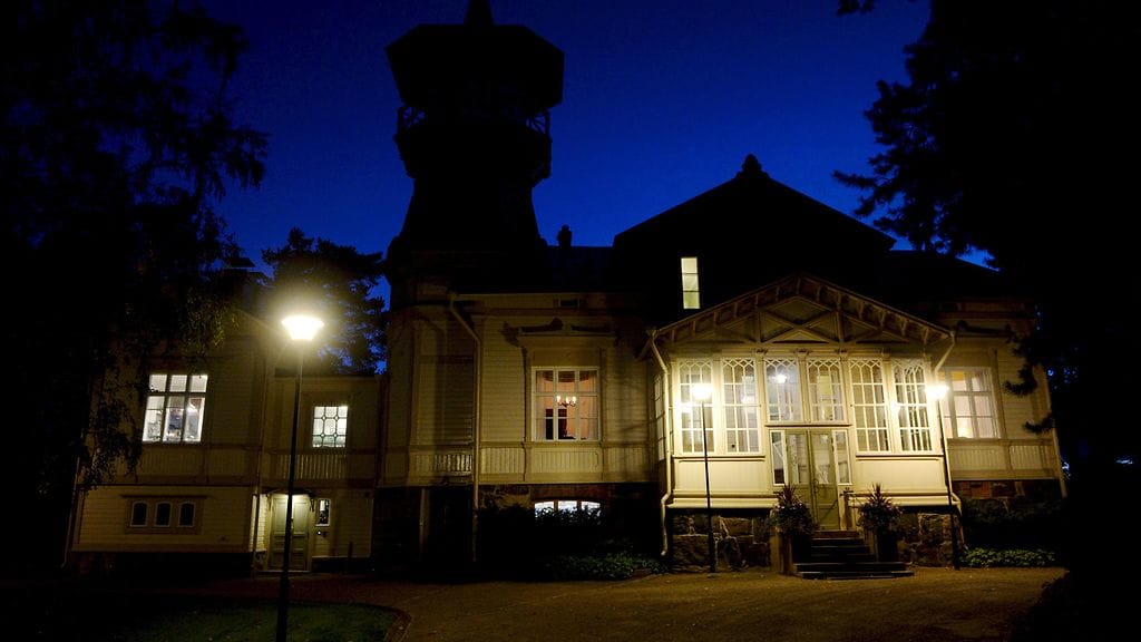 Hallituksen edustajat kokoontuvat pääministerin virka-asunnossa Kesärannassa.