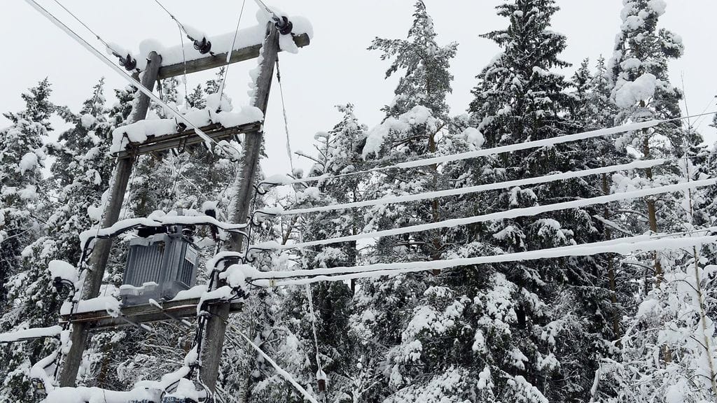 Lunta sähkölinjojen päällä Keuruun Huhkojärvellä tänään aamulla.