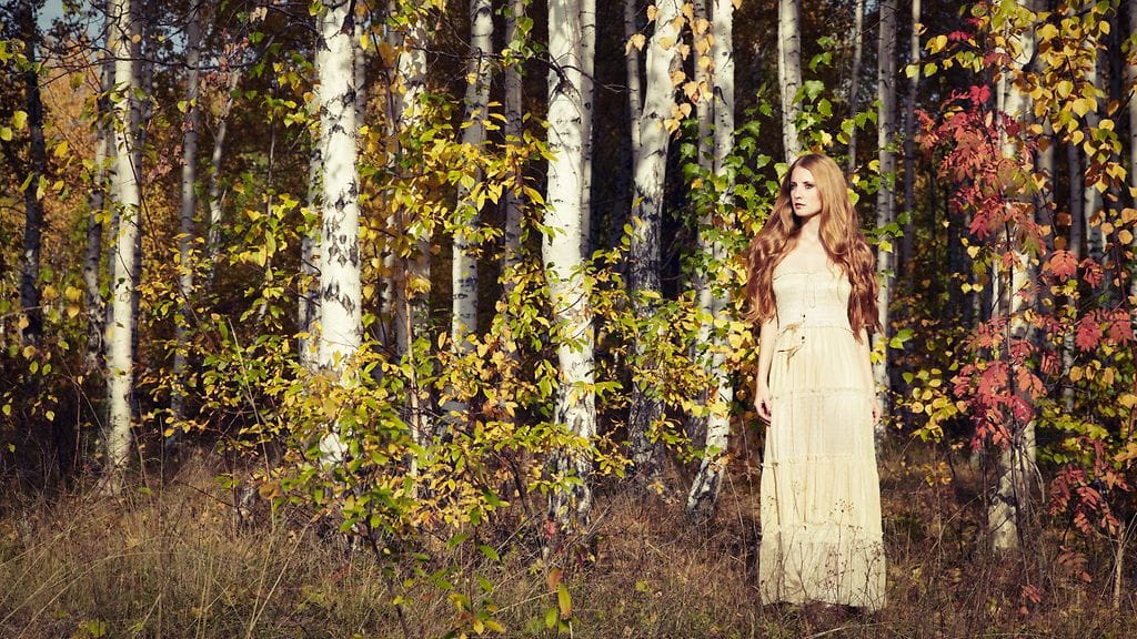 Nainen metsässä (2)