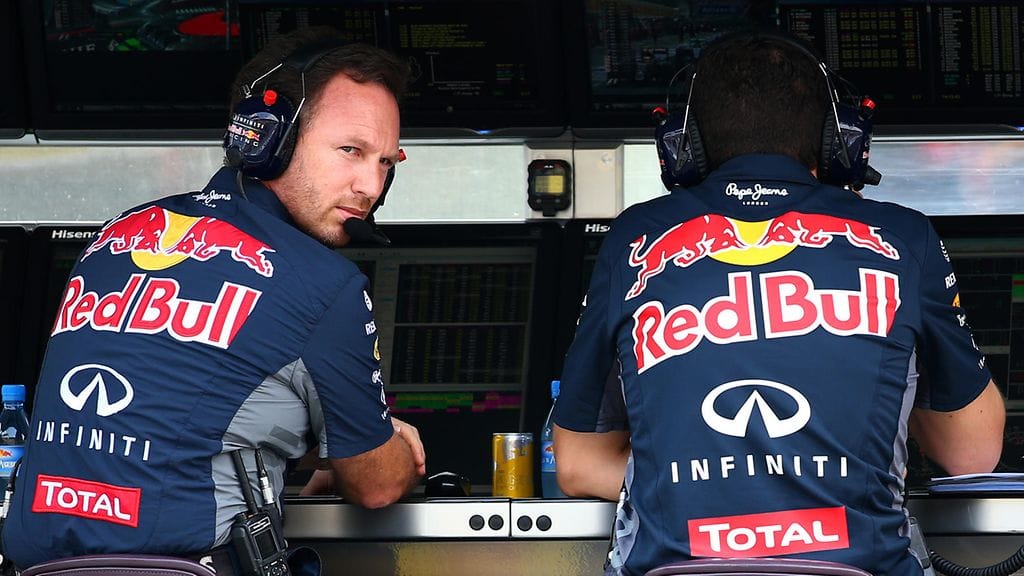 Christian Horner (vas.) ja hänen kollegansa siirtyvät varikkomuurille kisastartin jälkeen.