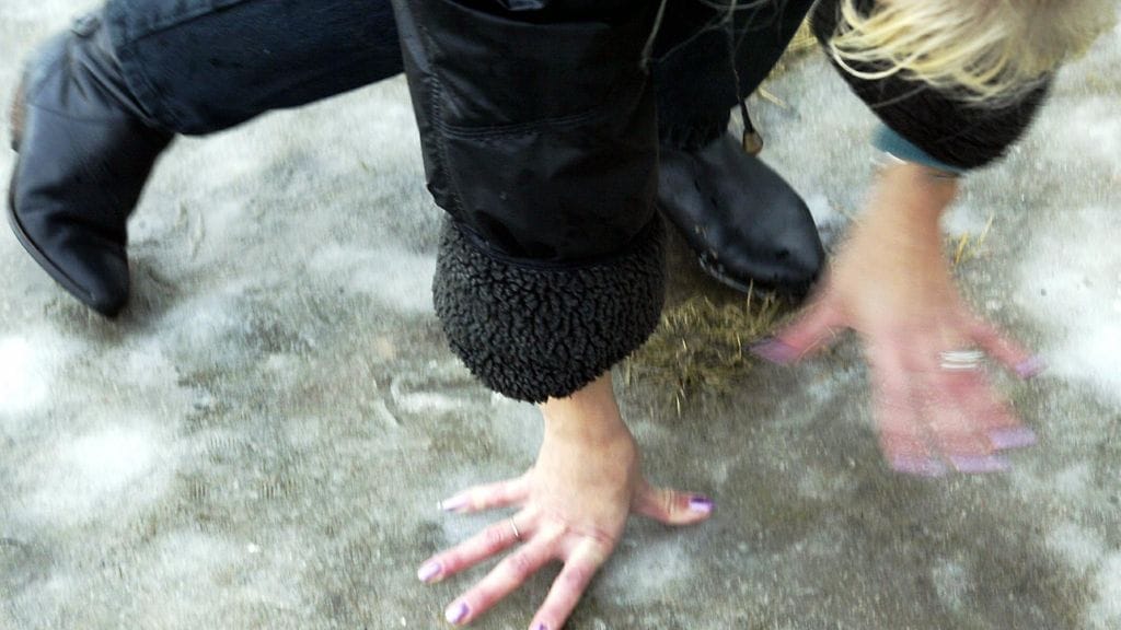 "Ikääntyneillä taas on tapana pyllähtää taaksepäin ja ottaa kädellä vastaan. Tällöin riski ranteen, värttinäluun tai lonkan murtumiseen on huomattavasti suurempi", ortopedi kertoo. Kuvituskuva.