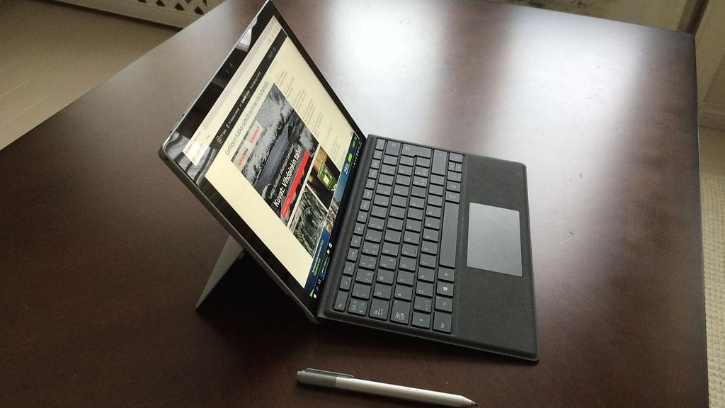 Microsoft Surface Pro 4 on tyylikkään näköinen ja käytännöllinen laite ja pienten ohjelmistoviilausten jälkeen se on varmasti vielä parempi.