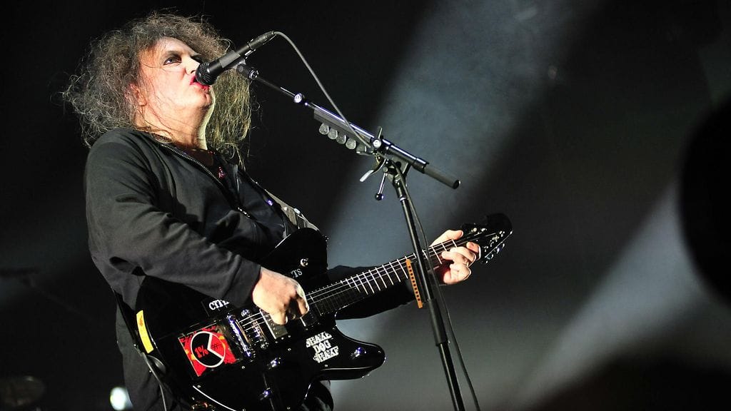 The Curen nokkamies Robert Smith lavalla Meksikon Monterreyssä lokakuussa 2013.