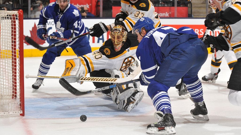 Toronton Leo Komarov sörkki toisessa erässä 2-2-tasoituksen Tuukka Raskin selän taakse. Muut Komarovin laukaukset Rask torjui.