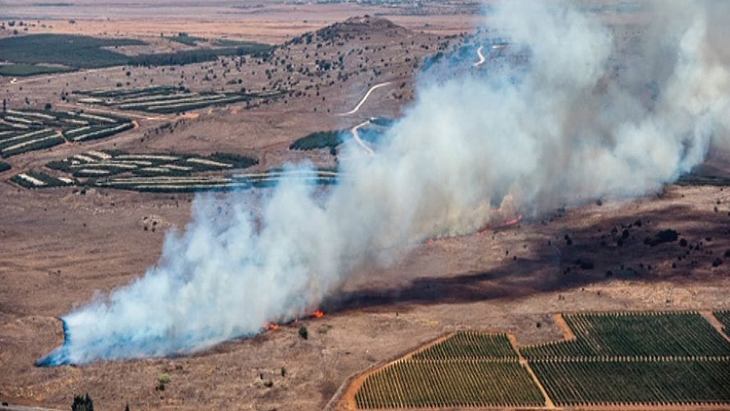 Kuvakaappaus turkkilaisen tv-yhtiön videomateriaalista. Kuvassa SU-24 hävittäjän putoamispaikka Syyriassa.