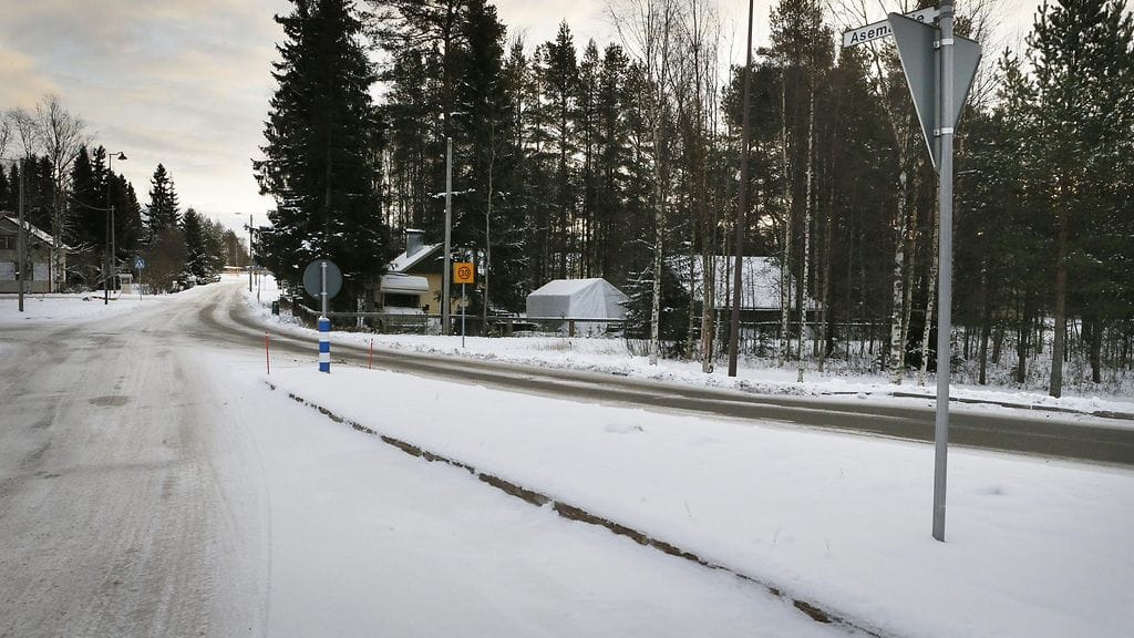 Asemantie Kempeleessä 24. marraskuuta 2015. Poliisi tutkii alueella viikonloppuna tapahtunutta 14-vuotiaan tytön raiskausta.