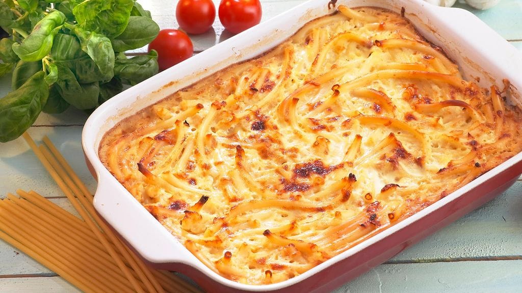 Vanhanajan makaronilaatikko tehdään pitkistä putkimakaroneista.