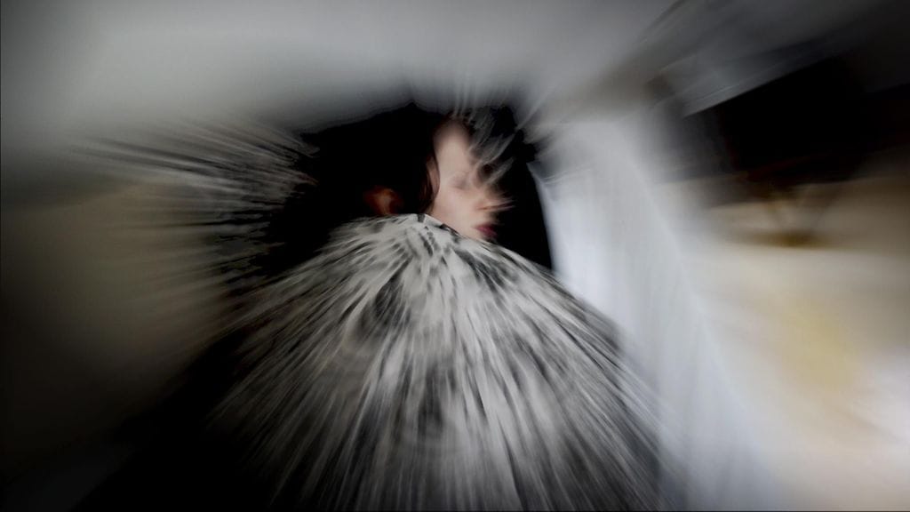 Räjähtävän pään oireyhtymässä on kyse aivojen virheaistimuksesta. Häiriössä henkilö kuulee unessa voimakkaan äänen, kuin pamauksen. Kuvituskuva.