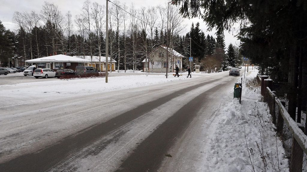 Asemantie Kempeleessä 24. marraskuuta 2015. Poliisi tutkii alueella tapahtunutta 14-vuotiaan tytön raiskausta.