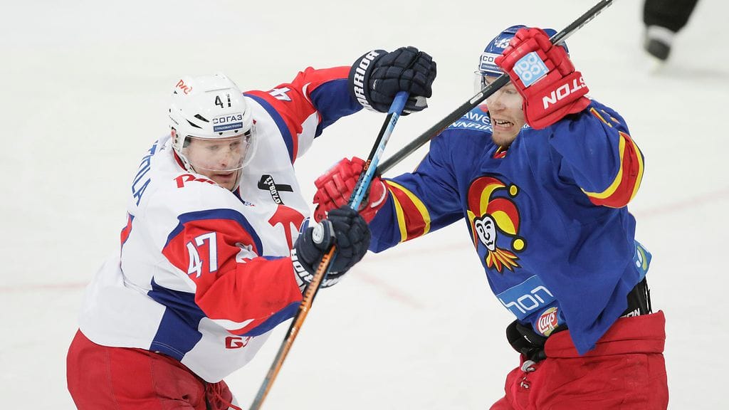 Lokomotivin Petri Kontiola ja Jokereiden Petteri Wirtanen miekkailussa