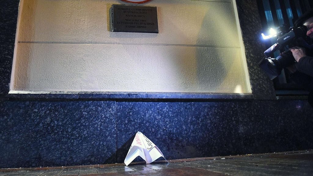 Paperilennokki Turkin suurlähetystön edustalla Moskovassa 24.11.2015.