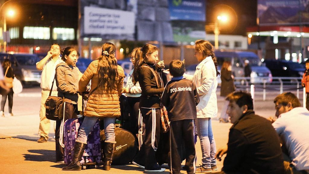 Joukko ihmisiä Velasco Asteten kansainvälisen lentokentän ulkopuolella Cuscossa, Perussa, 24. marraskuuta 2015.