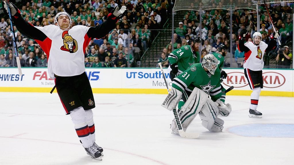 Ottawan Mark Stone nosti kädet kohti kattoa tehtyään maalin Dallas-vahti Antti Niemen selän taakse.