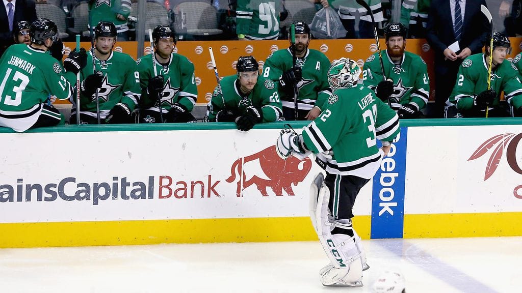 Kari Lehtonen joutui jättämään kaukalon loukkaantumisen vuoksi.