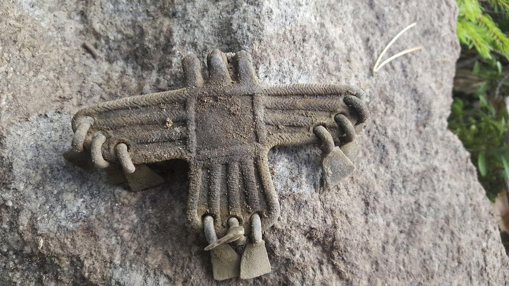 Vesilahdella Pirkanmaalla on löytynyt kolmipäinen kotkakoru, jonka arvioidaan olevan noin 1200 vuotta vanha.