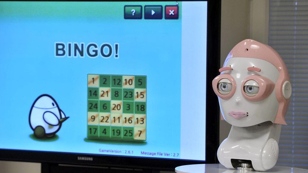 Lukijakyselyn vastaajat olivat sitä mieltä, että robotti voisi toimia esimerkiksi viihdyttäjänä. Kuvassa Mero-robottipää Kustaankartanon vanhustenkeskuksessa vuonna 2011.