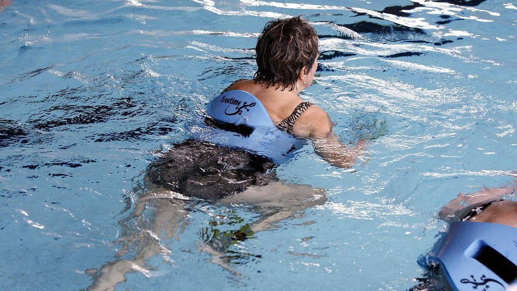 Uiminen ja muut vesiliikuntalajit ovat erinomaisia urheilumuotoja ylipainoisille.