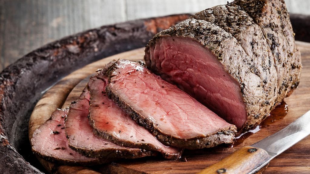 Naudanliha jatkaa raakakypsymystä vakuumipaketissa.