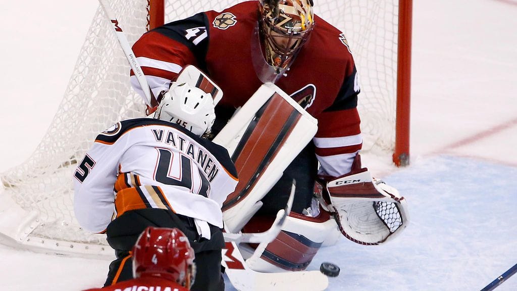 Sami Vatanen ohitti Arizona-vahti Mike Smithin.