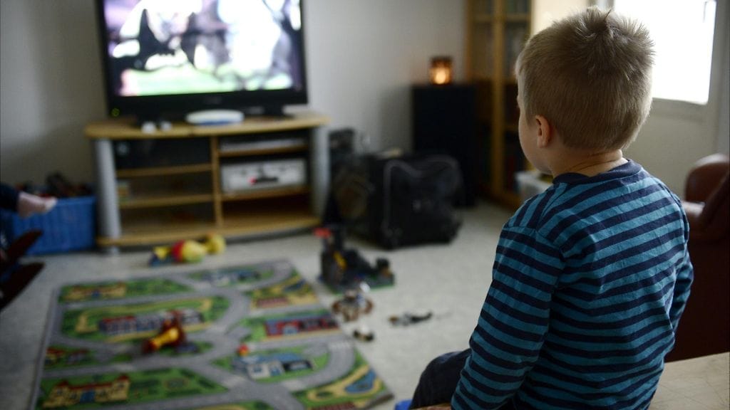 Tarkkaile lapsen tuntemuksia. Tapahtuuko lapsen nukkumisessa, syömisessä tai keskittymisessä muutoksia?