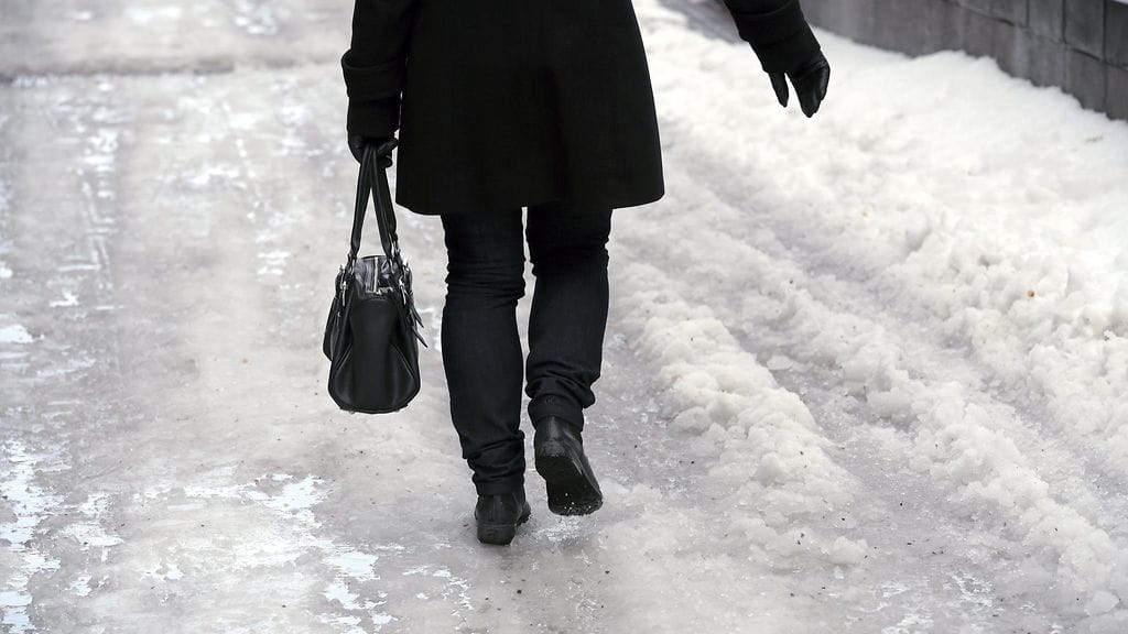 Jäisellä tiellä kaatuminen voi pahimmillaan johtaa jopa lonkkamurtumaan.