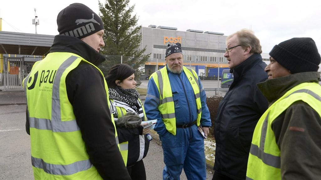 Lakkovahdit Niko Paloaho, Ina Laine, Lasse Nevalainen, Isto Kuusisto ja John Thumbunkel Postin logistiikkakeskuksen edustalla Vantaalla 24. marraskuuta 2015.