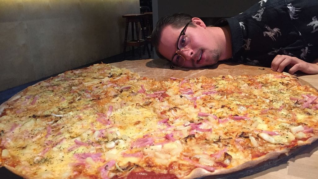 Pystyykö turkulainen selättämään Helsingin suurimman pizzan? MTV testasi ravintola Siilinpesän jättimäisen Sukupizzan.