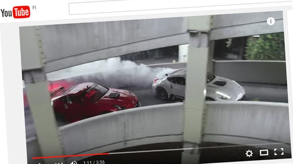 Chris Forsberg kaahaa Nissanin mainosvideolla hylätyssä kauppakeskuksessa L.A.:ssa.