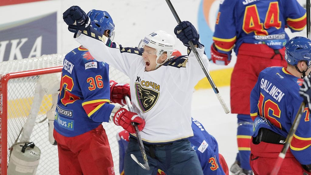 Denis Kazionov juhlii Jokeri-maalilla