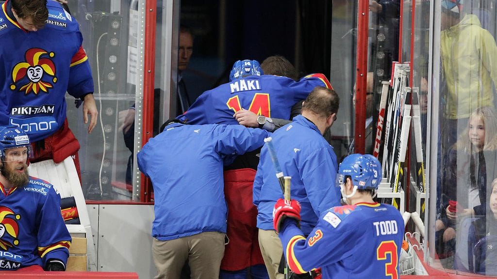 Tomi Mäki talutettiin jäältä pois