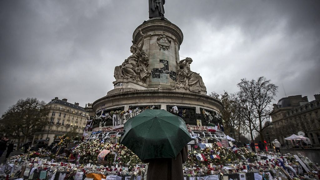 Jalankulkija Place de la Republique -aukiolla olevan kynttilämeren edessä Pariisissa 24. marraskuuta.