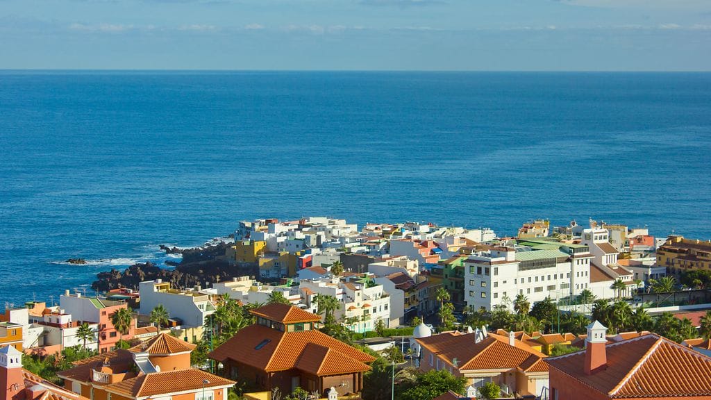 Teneriffa on yksi Kanarian saarten kestosuosikeista myös joulumatkailussa. Kuvassa näkymää Puerto De La Cruzista.