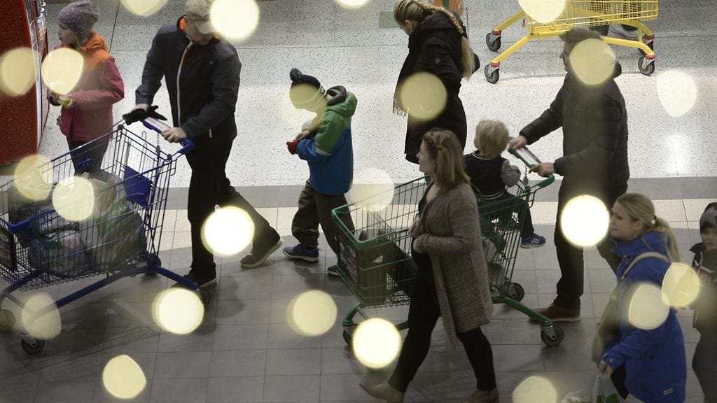Kuvituskuva. Asiakkaita Jumbon kauppakeskuksessa Vantaalla sunnuntaina 15. marraskuuta 2015.