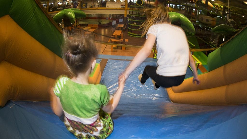 Kuvituskuva. Lapsia leikkimässä HopLopissa Espoossa.