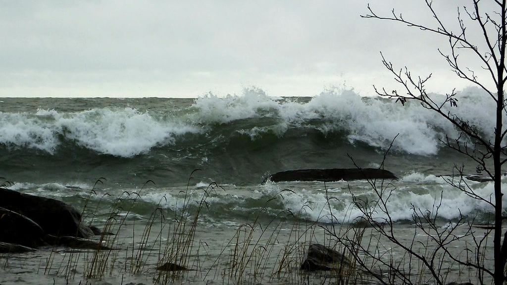 Kuvituskuvassa tuulta ja aaltoja Porissa 27. marraskuuta 2015. Kuva: Matti Nurmi