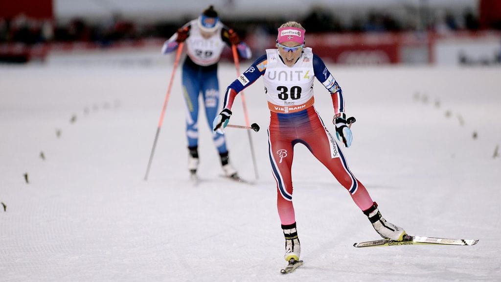 Therese Johaug ohitti matkalla Kerttu Niskasen (takana).