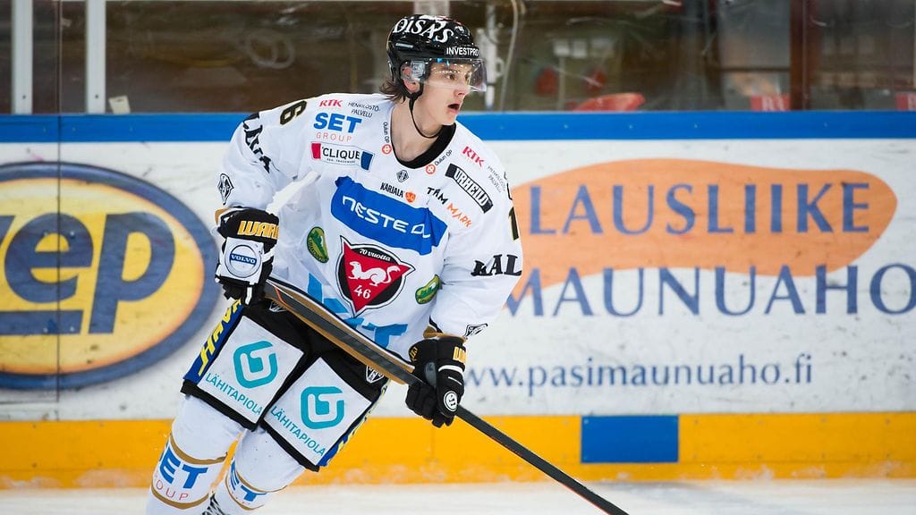 Sebastian Aho viimeisteli kaksi maalia Bluesin verkkoon.