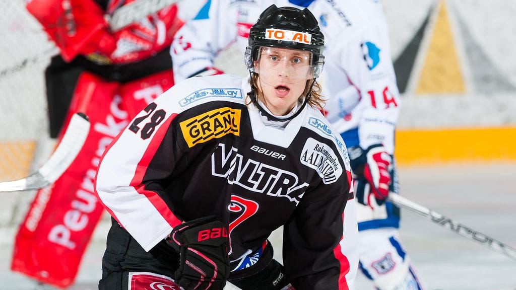 Waltteri Lehtonen iski JYP-kolossi Nolan Yonkmanin syötöstä.