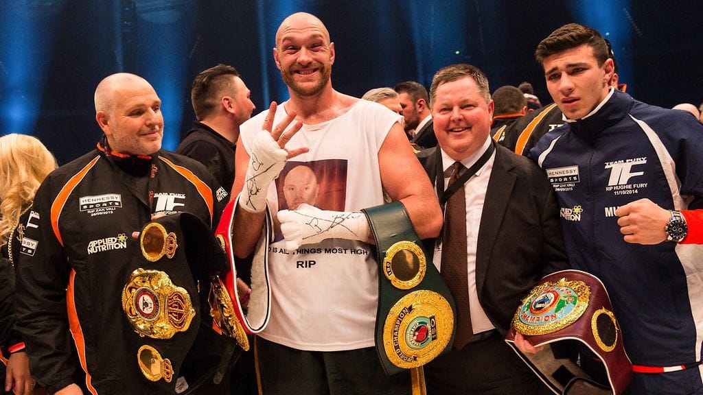 Tyson Fury taustajoukkoinen oli yhtä hymyä titteliottelun jälkeen.
