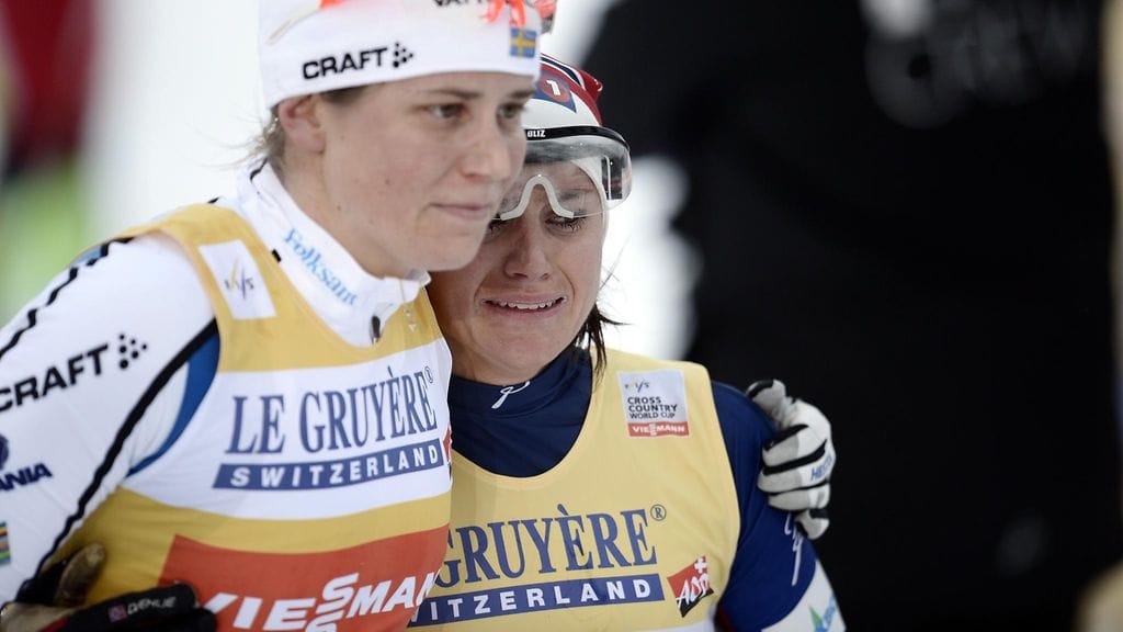 Ruotsin Ida Ingemarsdotter (vas.) lohdutti kyynelehtinyttä Heidi Wengiä maalissa.