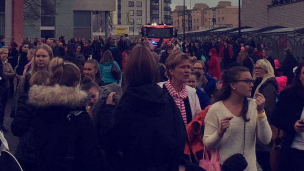 Monitoimikeskus tyhjeni kesken joukkuevoimistelukilpailujen.