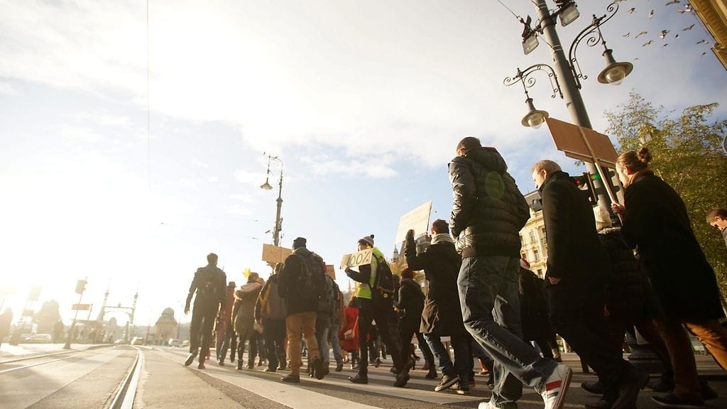 Sadattuhannet ihmiset eri puolilla maailmaa ovat osoittaneet tänään mieltä huomenna Pariisissa alkavien ilmastoneuvotteluiden vauhdittamiseksi.  Kuva Pariisista.