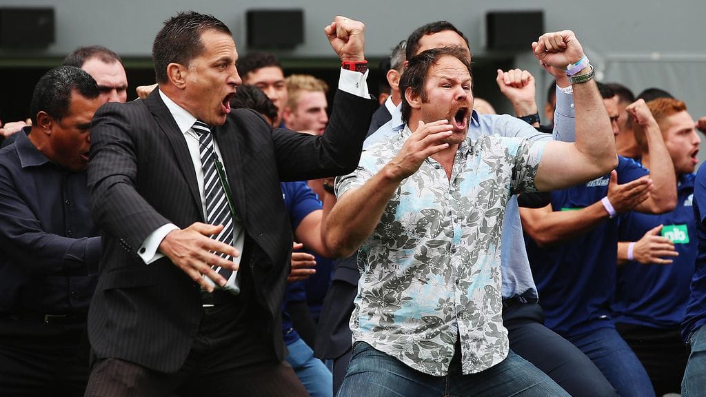 Haka-tanssi Jonah Lomun hautajaisissa.