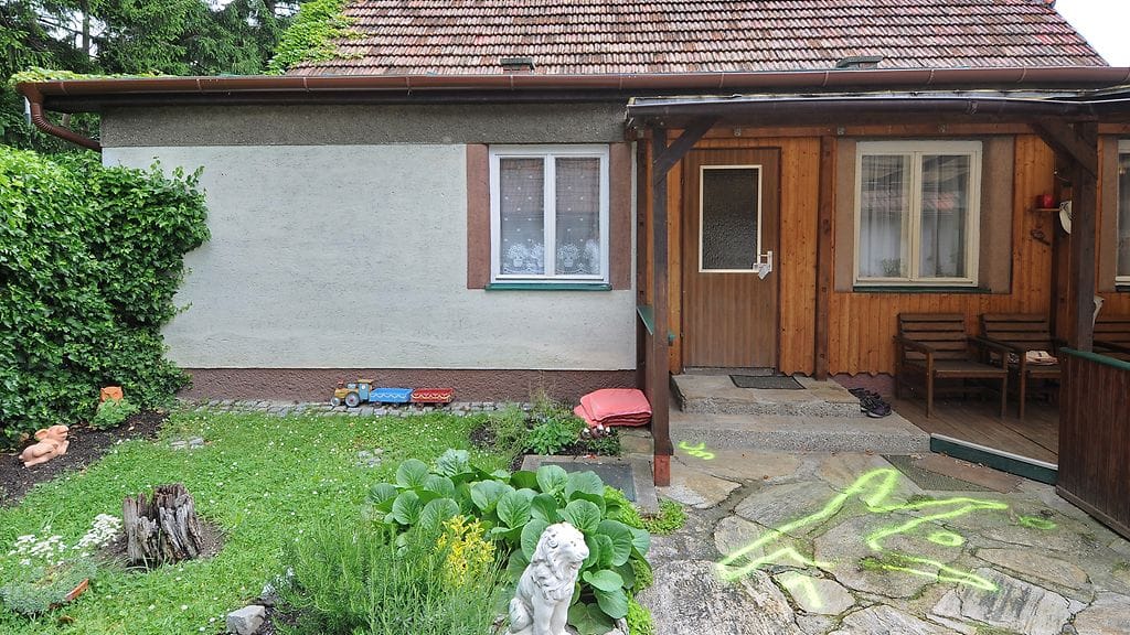 Itävallan poliisin kuva rikospaikalta Wienissä. Talo kuului toukokuussa murhatulle iäkkäälle pariskunnalle.