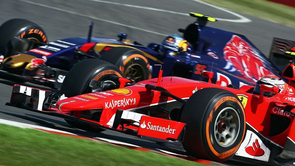 Carlos Sainz ja Ferrarin Kimi Räikkönen taistossa Silverstonessa heinäkuussa.