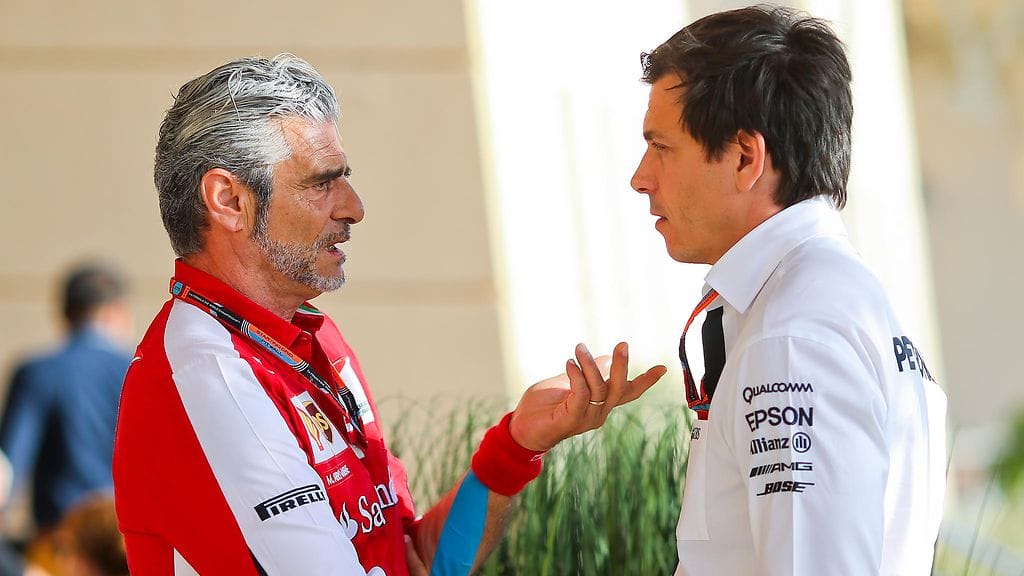Ferrarin tallipäällikkö Maurizio Arrivabene ja Mersu-pomo Toto Wolff huhtikuussa Bahrainissa.